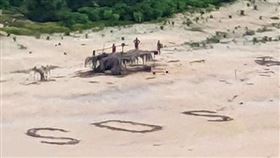 ▲直升機發現SOS無人島。（圖／翻攝自推特）