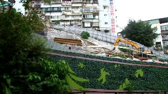 近90度陡坡地蓋房！住戶批罔顧安全