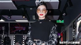 蔡詩芸現場高歌ROCK真我唇膏筆主題曲。（記者邱榮吉/攝影）