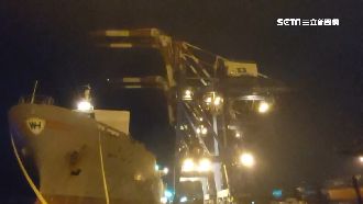 強陣風吹斷纜繩　2貨輪碰撞船身凹陷