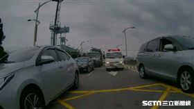 大型重機護送救護車／翻攝畫面