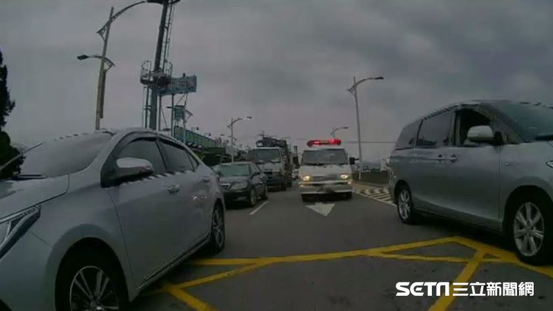 鳴笛救護車困車陣　4重機開道助搶命