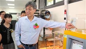 陳駿季參觀苗栗區農改場農產加值打樣中心苗栗區農改場建置農產加值打樣中心4日揭牌營運，農委會副主委陳駿季（前）參觀內部設備，運作中的膨發乾燥機正將糙米製成米果，香氣四溢。中央社記者管瑞平攝　109年8月4日