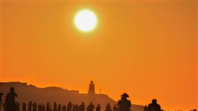 攝影愛好者們卡位搶拍懸日的場景。（圖／航港局提供）