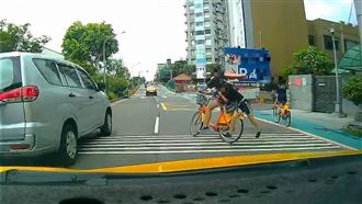 馬尾妹雙載衝馬路　他狂踩煞車快閃尿