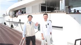 黃偉哲與林智堅搭遊艇遊安平港新竹市長林智堅（右）5日到台南參訪，台南市長黃偉哲（左）安排搭乘遊艇參訪安平港海域。中央社記者楊思瑞攝  109年8月5日