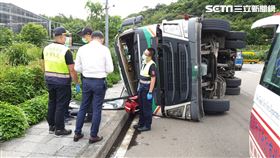 新北市，瑞芳，四腳亭埔路，貨櫃車，翻覆