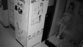 櫥窗假人突然自己轉動椅子。（圖／翻攝自Siyu Xue臉書） 