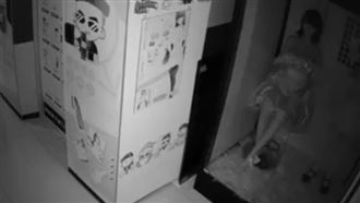 架上漫畫散一地　店員調監視器嚇壞