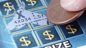 ▲克拉客跑了40家買到了300萬頭獎刮刮樂。（圖／翻攝自推特）