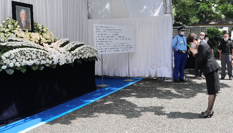悼念李登輝　東京都知事到場眼泛淚光