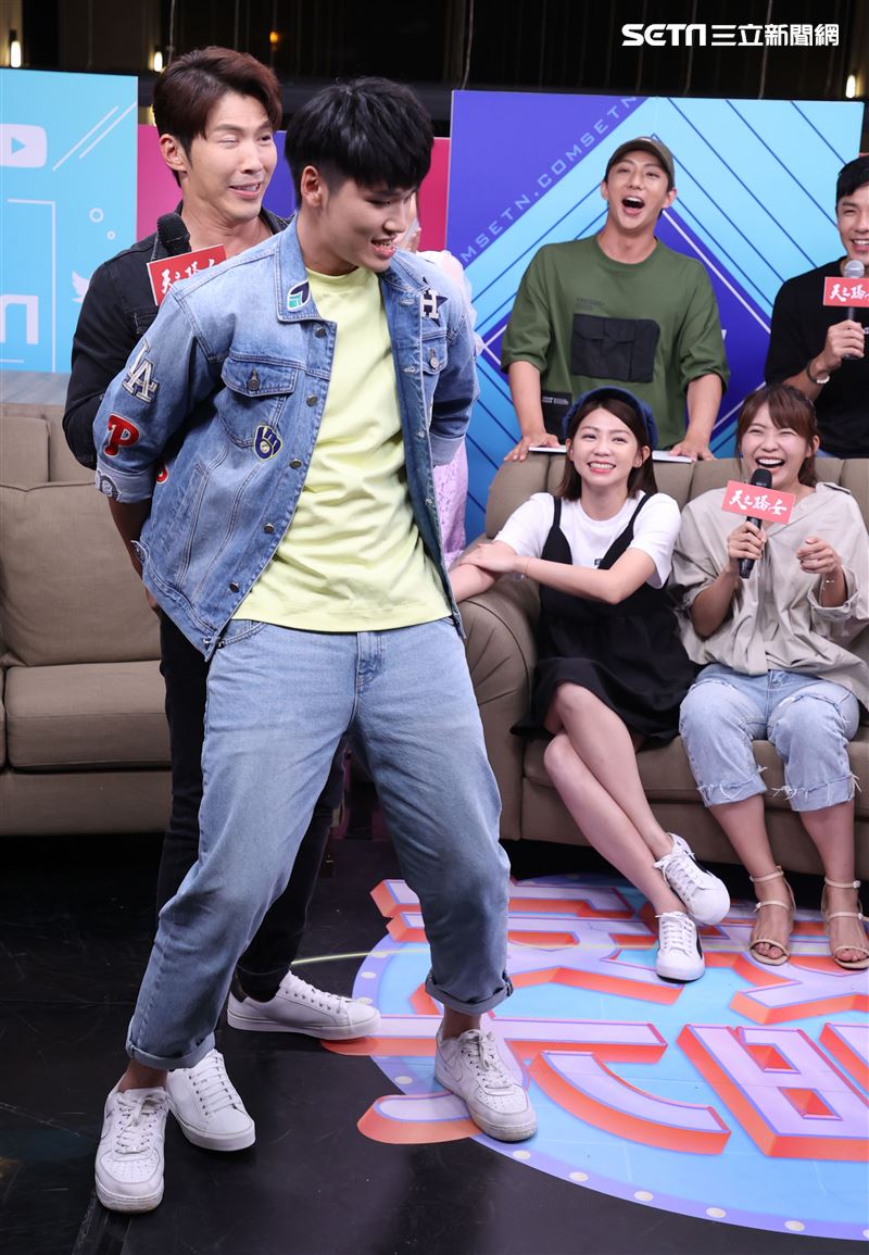 天之驕女映前直播大跳鋼管舞。（記者邱榮吉/攝影）