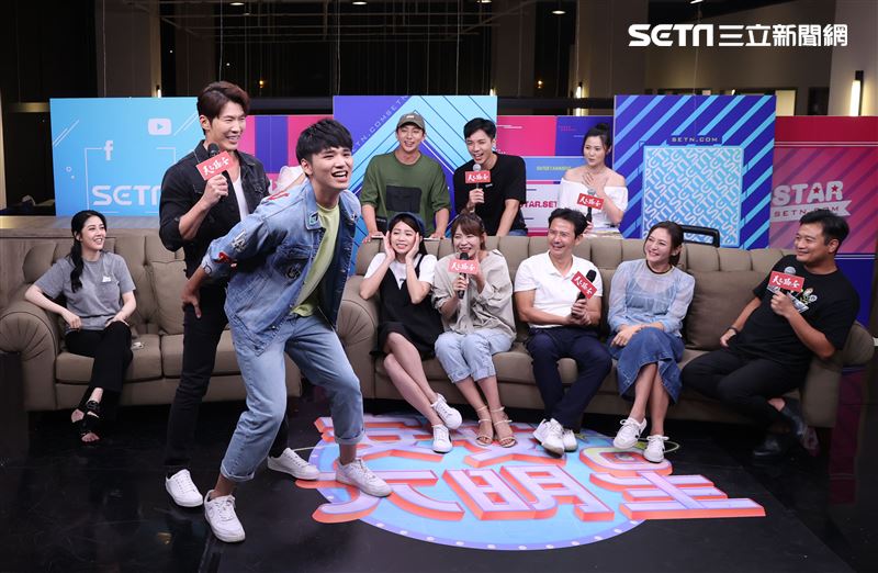 天之驕女映前直播大跳鋼管舞。（記者邱榮吉/攝影）