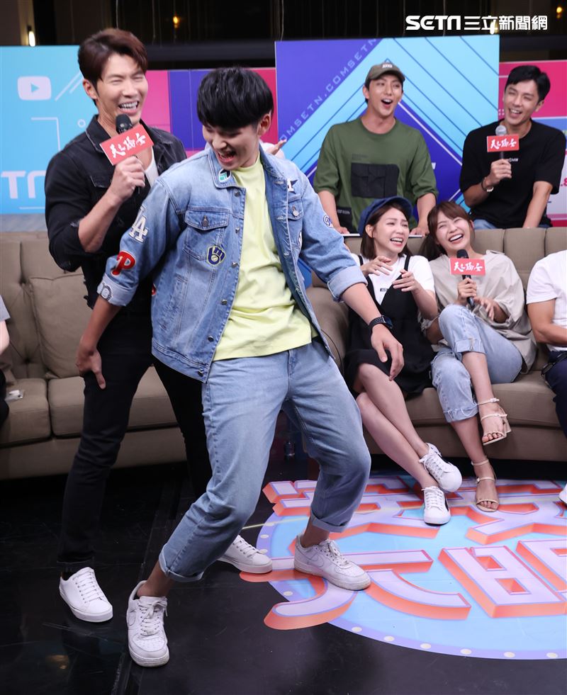 天之驕女映前直播大跳鋼管舞。（記者邱榮吉/攝影）