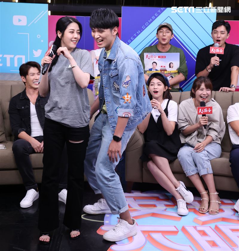 天之驕女映前直播大跳鋼管舞。（記者邱榮吉/攝影）