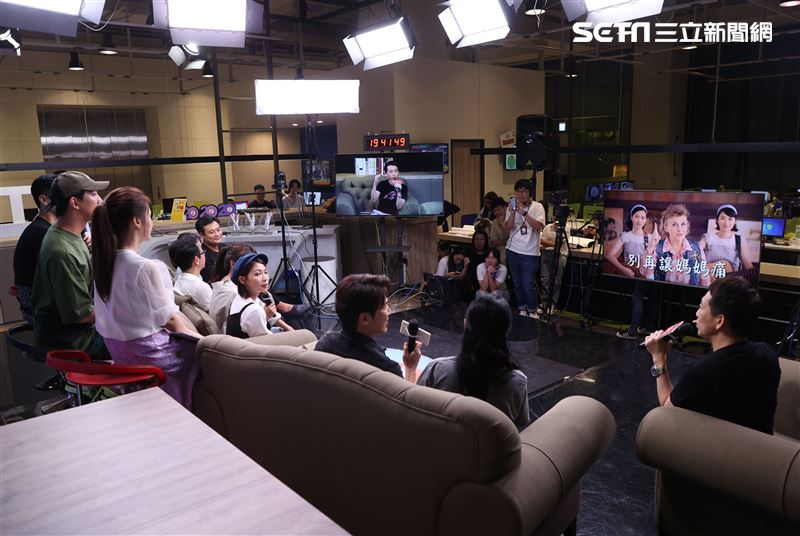 天之驕女映前直播大跳鋼管舞。（記者邱榮吉/攝影）