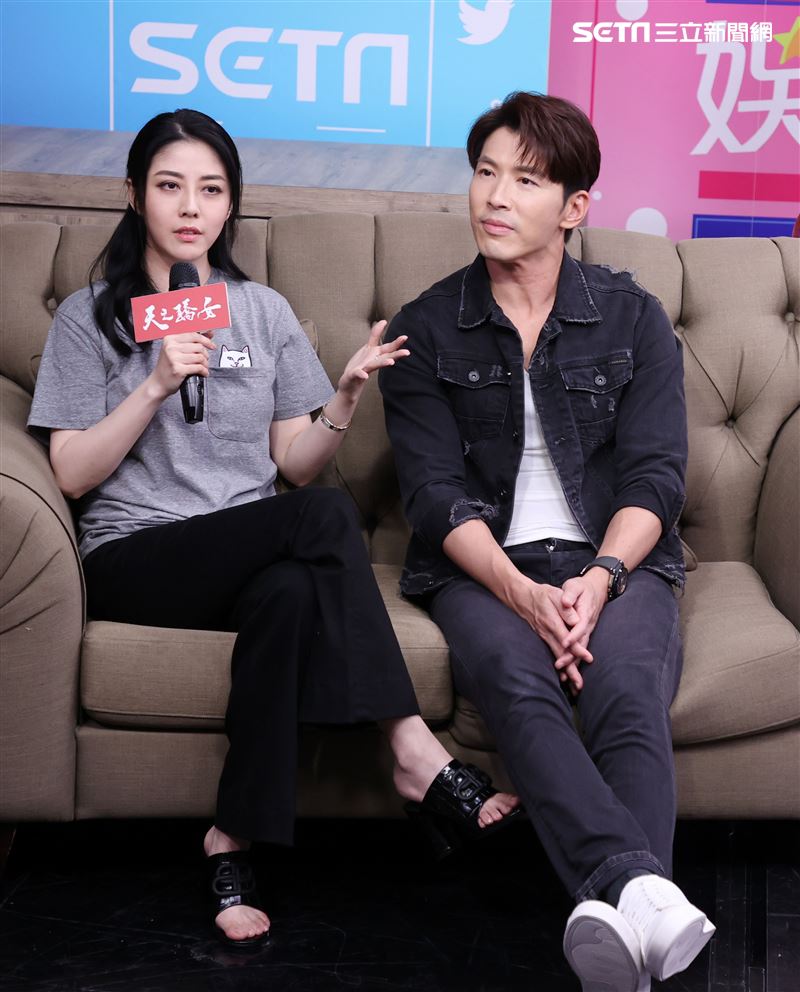 天之驕女映前直播大跳鋼管舞。（記者邱榮吉/攝影）