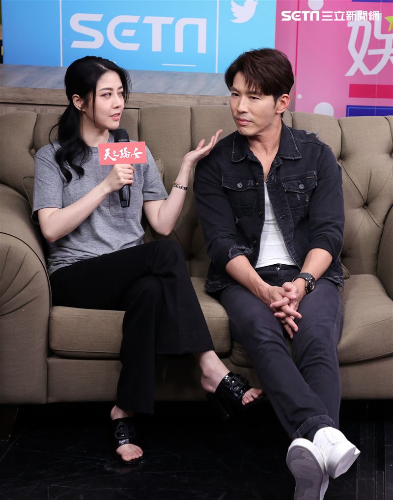 天之驕女映前直播大跳鋼管舞。（記者邱榮吉/攝影）