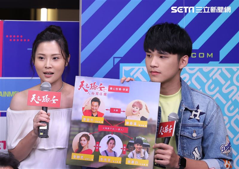 天之驕女映前直播大跳鋼管舞。（記者邱榮吉/攝影）