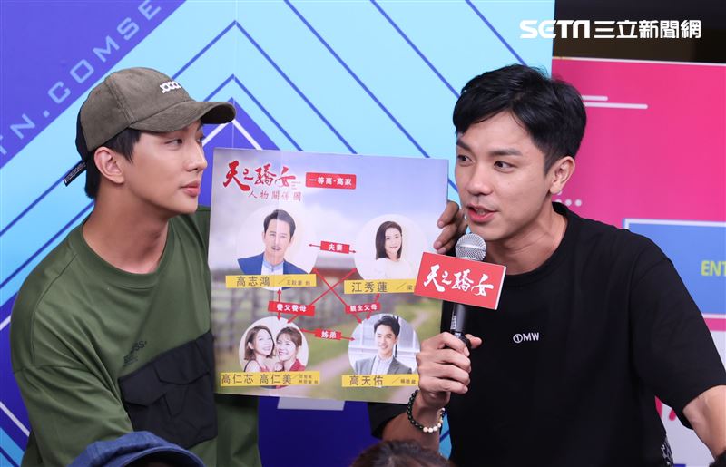 天之驕女映前直播大跳鋼管舞。（記者邱榮吉/攝影）