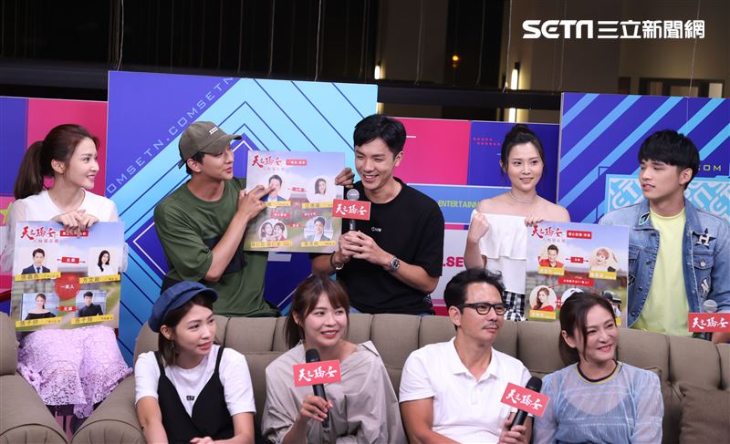 天之驕女映前直播大跳鋼管舞。（記者邱榮吉/攝影）