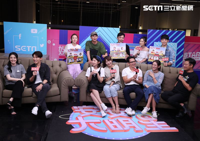 天之驕女映前直播大跳鋼管舞。（記者邱榮吉/攝影）