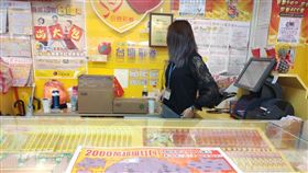 ▲台彩2000萬超級紅包刮刮樂，彩券行，刮刮樂。（圖／記者林辰彥攝影）