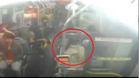 一秒夾頭畫面驚悚！台中公車變「虎頭鍘」女大生痛到飆淚