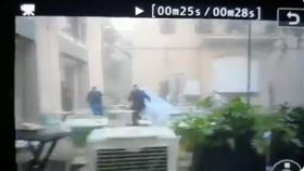 新人在爆炸殘骸中逃竄。（圖／翻攝自azadessa推特）