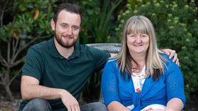 瓊安原諒了殺子凶手，還跟他成為朋友。（圖／翻攝自Remedow推特）