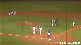 ▲桃猿飛球宣告爭議曾豪駒長時間抗議。（圖／記者蕭保祥攝影）