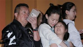 《聖人大盜》首映會，監製曾志偉與女兒曾寶儀攜姪子一起觀影。（圖／記者林士傑攝影）