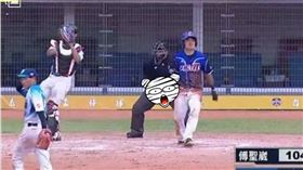 ▲學生棒球比賽中主審做出超噁心的不雅動作。（圖／翻攝自YouTube）