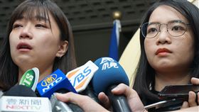 不滿雙重標準意見遭忽視　黃郁芬林穎孟退出時力　台北市議員黃郁芬（右）、林穎孟（左）5日宣布退出時代力量，將以無黨籍議員繼續服務市民。兩人晚間受訪表示，是因不認同時力放話文化及雙重標準，且多次反映問題都遭忽視才會退黨。中央社記者劉建邦攝　109年8月5日