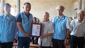 國家重要古物蔡復一畫像  縣長送公告出生金門的明朝兵部尚書蔡復一的畫像獲文化部公告為國家重要古物，金門縣長楊鎮浯（左2）5日將公告表正本送到蔡厝蔡氏家廟，交由宗親會保存。中央社記者黃慧敏攝  109年8月5日