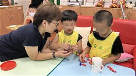 安坑國小附幼課後留園因應雙薪家庭的托育需求及趨勢，新北市新店區安坑國小附設幼兒園配合課後留園政策，為幼兒飲食及遊戲安全把關，暑假期間學習不停止。（新北教育局提供）中央社記者黃旭昇新北傳真　109年8月5日