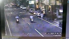 6旬婦騎車「狂灑新台幣」！萬元現金散馬路　金山警協尋回