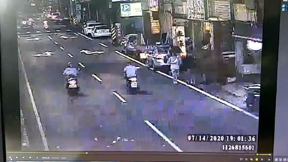 婦騎車狂灑萬元新台幣！金山警協尋回