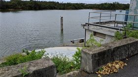 金門水廠抽金沙榮湖水庫原水　他處儲存避免浪費金門自來水廠廠長張武達表示，金沙及榮湖水庫因上游集水面積廣大，且自中國大陸引水後，榮湖淨水場改用陸水，不再抽取當地榮湖及金沙水庫原水，導致每逢降雨常有溢流出海情形；為免浪費水資源，目前都持續將金沙及榮湖原水抽到瓊林（圖）等多處水庫儲存。（金門縣自來水廠提供）中央社記者黃慧敏傳真　109年8月5日