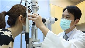 名家專用／NOW健康／眼科醫師王甯加表示，多數乾眼症患者將近9成是屬於缺油性乾眼症，也就是瞼板腺功能障礙。(勿用)