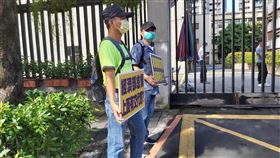 大同股東赴經濟部抗議  質疑拖延股東臨時會大同公司有股東6日到經濟部抗議，認為經部遲不召開股東臨時會是拖延時間、行政怠惰。（民眾提供）中央社記者梁珮綺傳真　109年8月6日