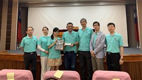 亞太青年國防廉潔夏季學院學員訪金門（2）國防部「亞太青年國防廉潔夏季學院」學員5日到金門進行「廉潔教育課程」，金門縣長楊鎮浯（中）全程以英文致詞，向學員闡述廉能政府為他的施政首要目標。（金門縣政府提供）中央社記者黃慧敏傳真　109年8月5日