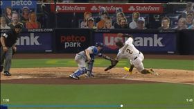 ▲道奇外野手泰勒（Chris Taylor）雷射肩沒收教士追平犧牲打。（圖／翻攝自MLB官網）