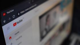 美國網路搜尋巨擘谷歌表示，已在4到6月刪除超過2500個與中國有關的YouTube頻道，「這是我們持續調查中國相關協調性影響行動的一環」。（圖取自Unsplash圖庫）