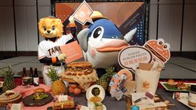 ▲統一獅隊萊恩、魚頭君漢堡。（圖／統一獅隊提供） 