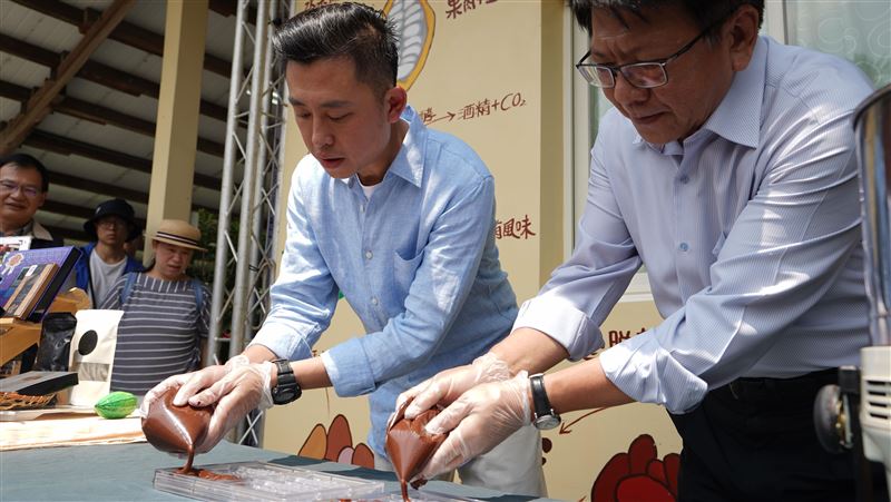 林智堅潘孟安邀巧克力職人宣傳設計展