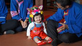 寶寶抓週新體驗　古厝穿虎服踏麵龜