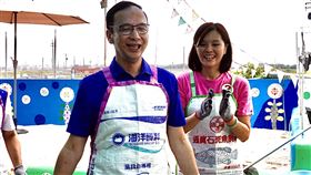 合體朱立倫訪石斑魚業者  李眉蓁允努力行銷國民黨高雄市長補選候選人李眉蓁（右）6日與國民黨前主席朱立倫（左）合體訪視石斑魚養殖業者，允諾將全力行銷也要打開外銷通路。中央社記者董俊志攝  109年8月6日