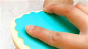 ▲用除毛海綿輕輕在要除毛部位畫圈擦拭，毛髮就被清除乾淨了。（圖／廠商提供）