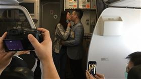 在機上上演王姓旅客向賴姓女友求婚的驚喜彩蛋。（圖／台灣虎航提供）